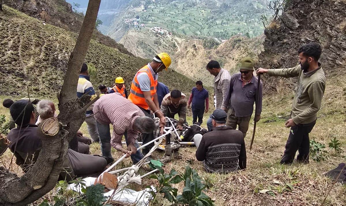 नेहरपाब पंचायत के गांव टिक्करी जजांह गाय को रेस्क्यू करती टीम। स्रोत : ग्रामीण