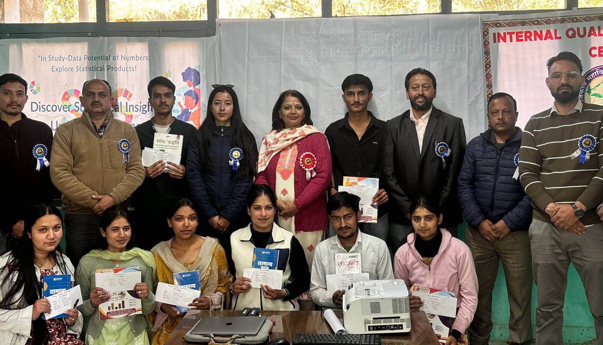 नौहराधार कॉलेज में सांख्यिकीय उत्पादों पर जागरूकता कार्यक्रम में मौजूद विद्यार्थी व स्टाफ। स्रो