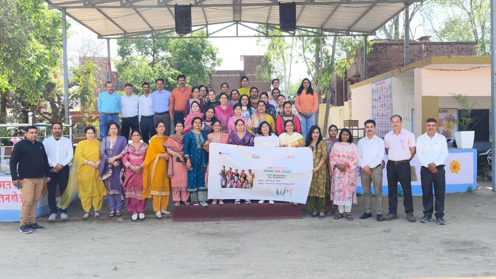 नालागढ़ के कन्या वरिष्ठ माध्यमिक स्कूल में शिक्षक उन्मूखीकरण कार्यशाला में भाग लेते हुए स्कूली छ