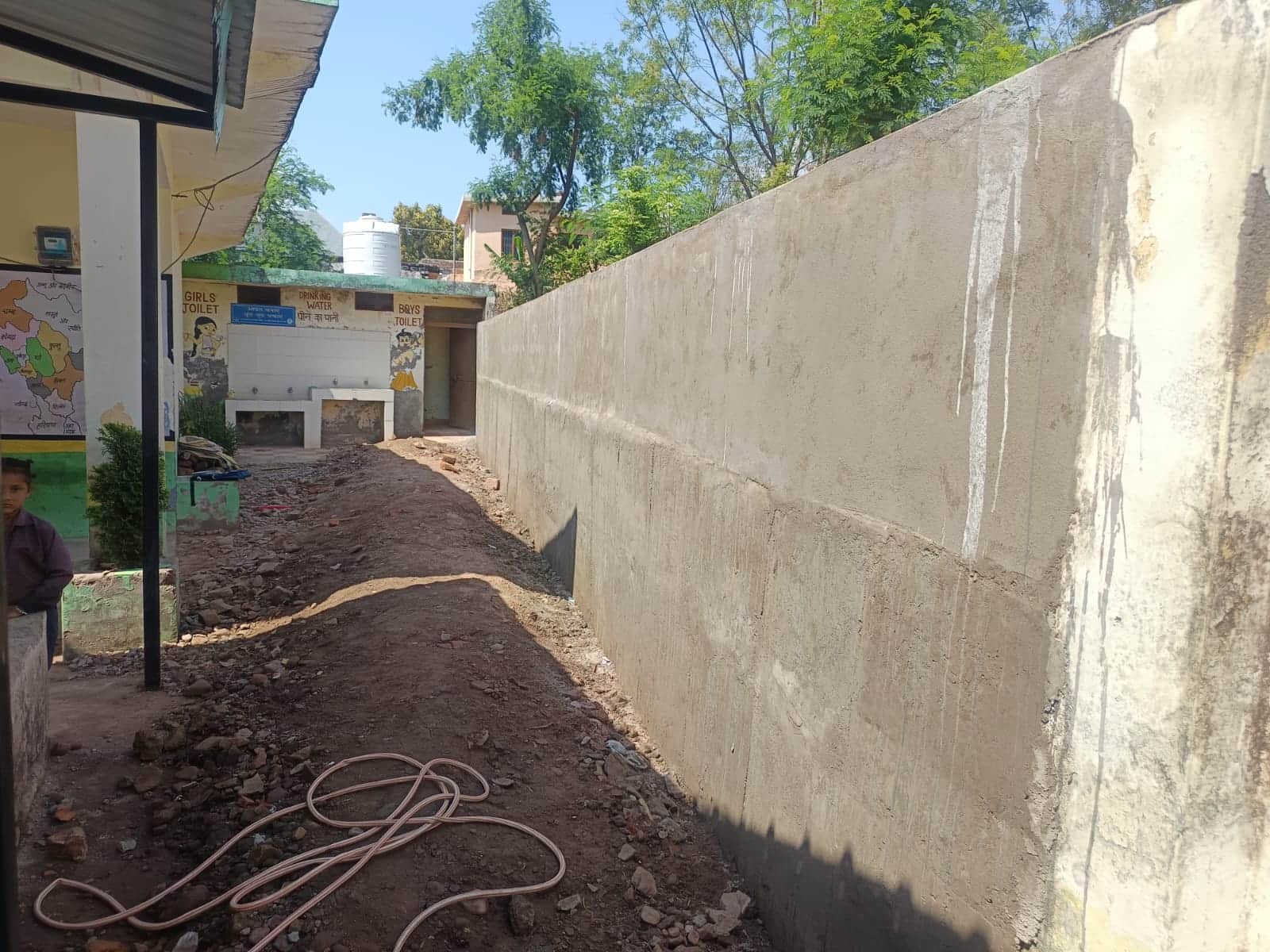 नालागढ़ के प्राथमिक स्कूल पलासला घडुवां में जन सहयोग से तैयार की सुरक्षा दीवार- संवाद।