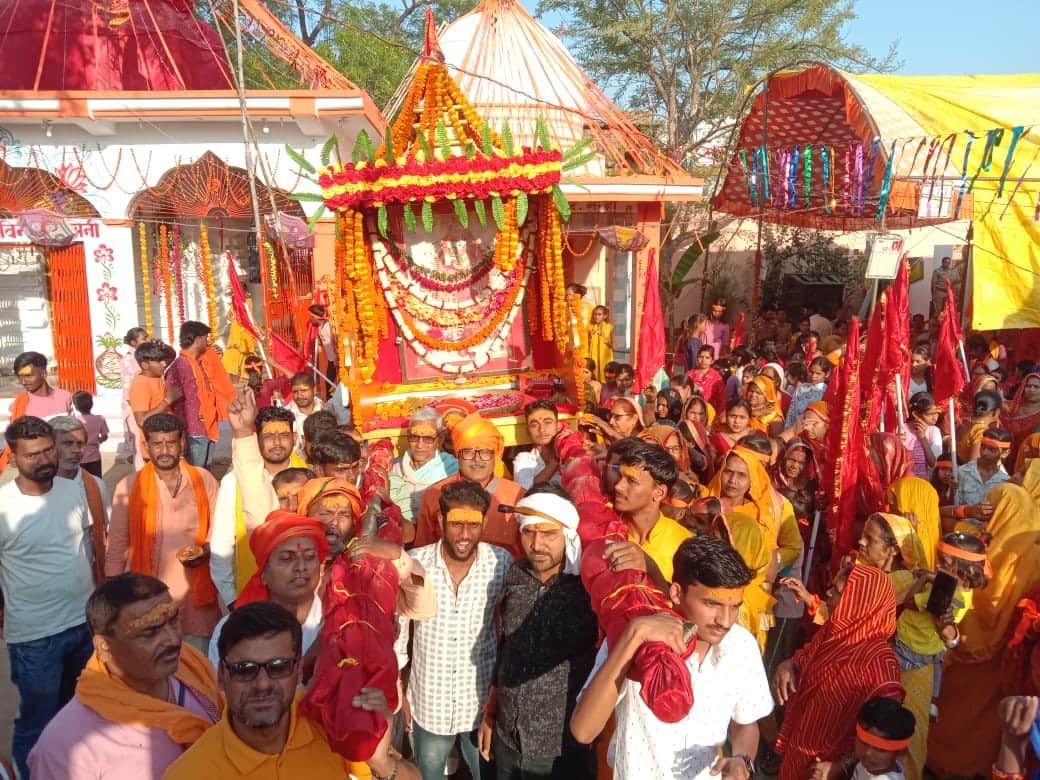 नरही गांव स्थित मां विंध्यवासिनी मंदिर से चरण पादूका शोभायात्रा निकालते श्रद्धालु। संवाद
