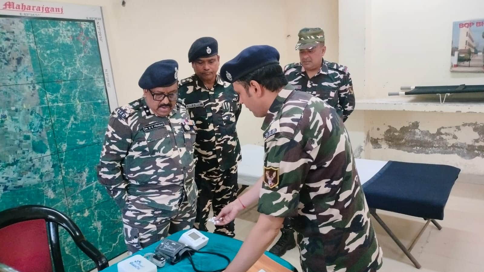 निरीक्षण के दौरान जानकारी लेते एसएसबी के अधिकारी।