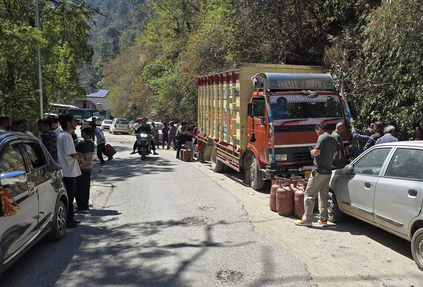 पंडोह में एलपीजी गैस सप्लाई की गाड़ी पहुंचने पर  सिलिंडर लेने की उपभोक्ताओं की लगी भीड़। संवाद