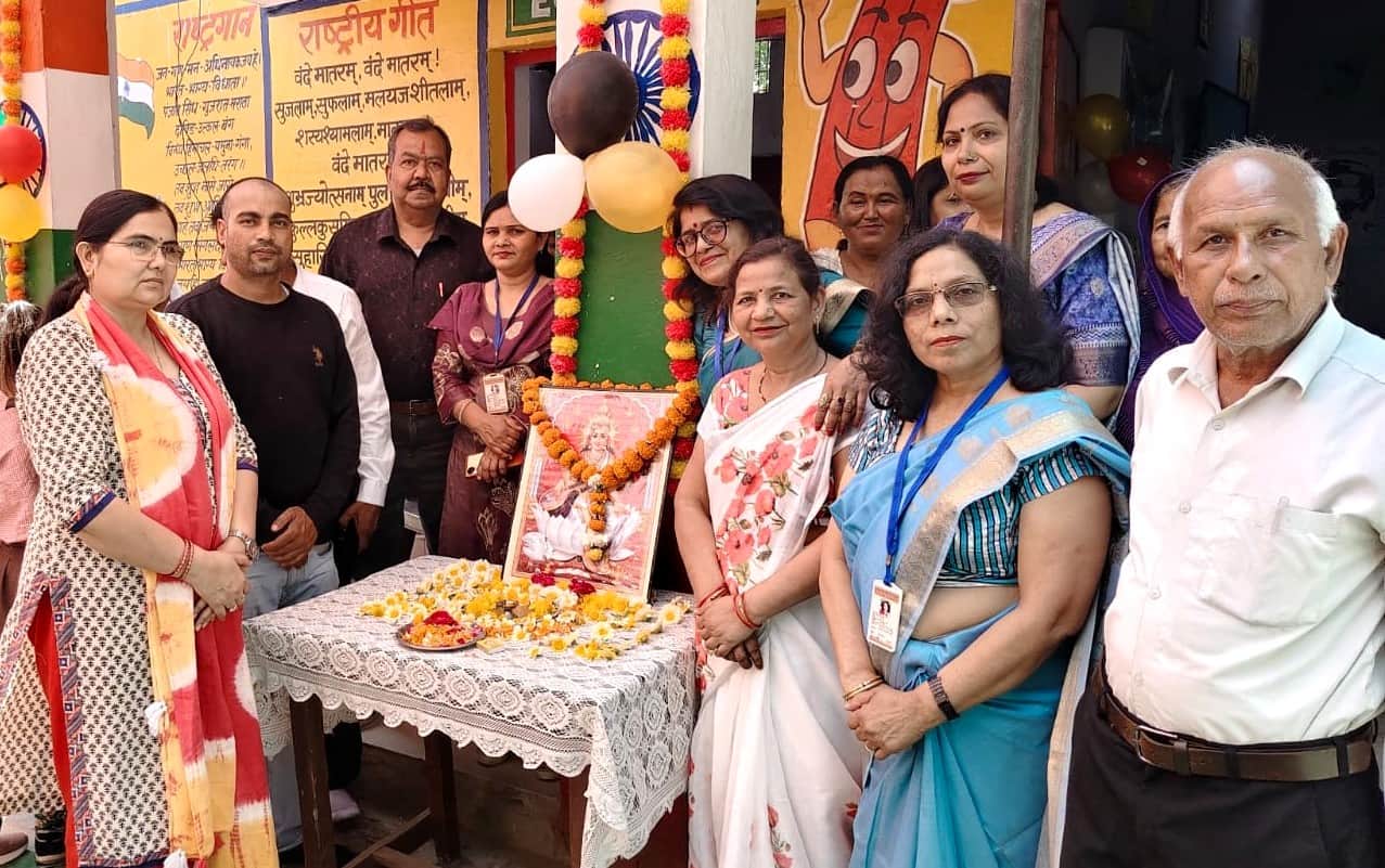 पीएम श्रीविद्यालय में कॅरिअर गाइडेंस व प्रोजेक्ट मेले का शुभारंभ करतीं शिक्षिकाएं। स्रोत : स्वय