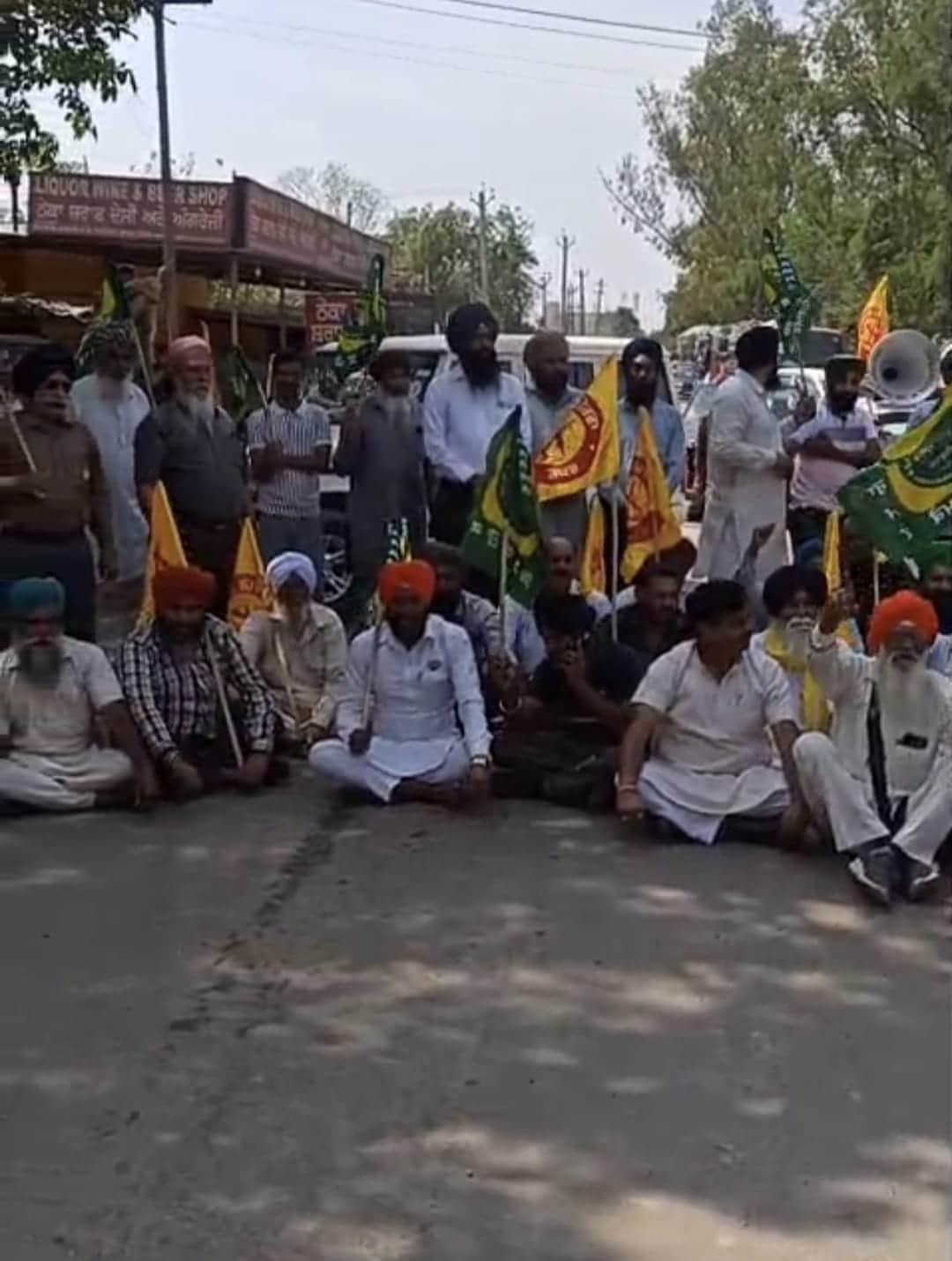 पंजाब के रोपढ़- नालागढ़ पर टोल बैरियर के समीप  एंट्री टैक्स के विरोध में चक्का जाम करते प्रदर्शन