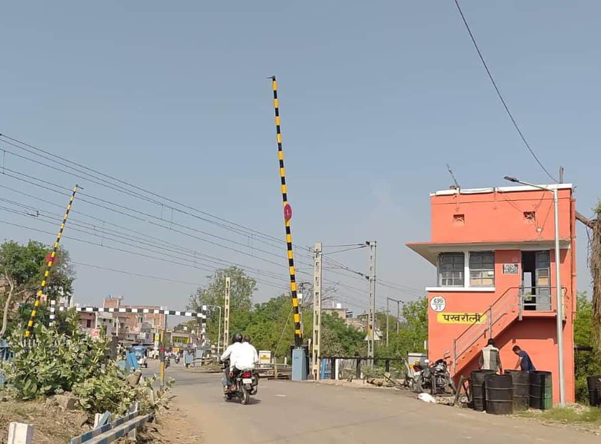  पखरौली रेलवे क्रॉसिंग पर लगा इलेक्ट्राॅनिक गेट। स्रोत-रेलवे