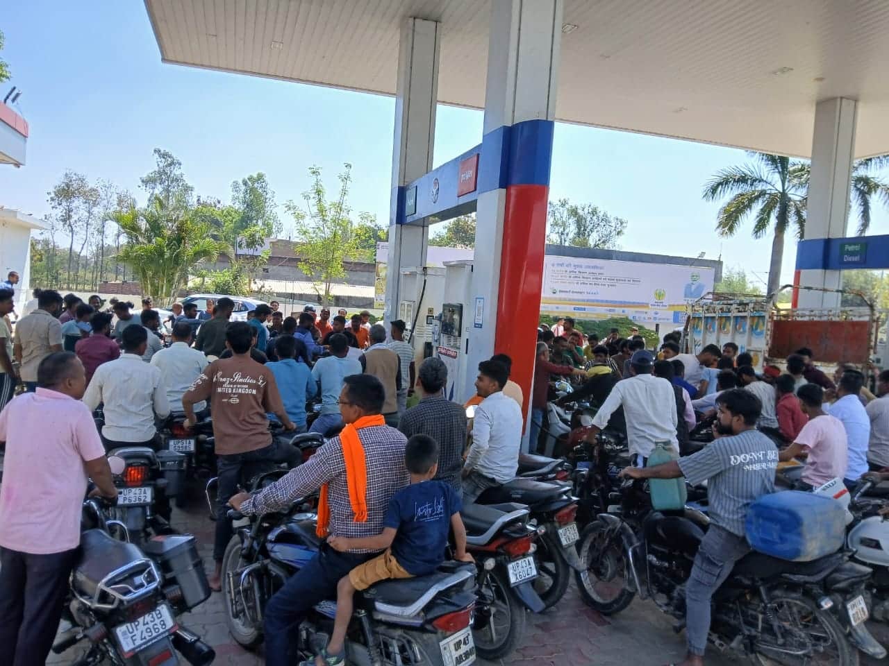 पंप पर उमड़ी भीड़।