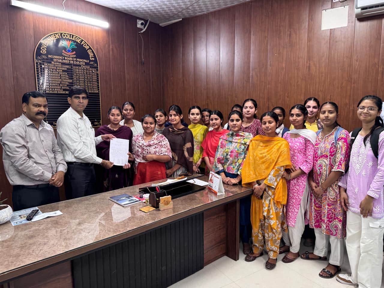 प्राचार्य को मांग पत्र सौंपती छात्राएं। छात्राएं