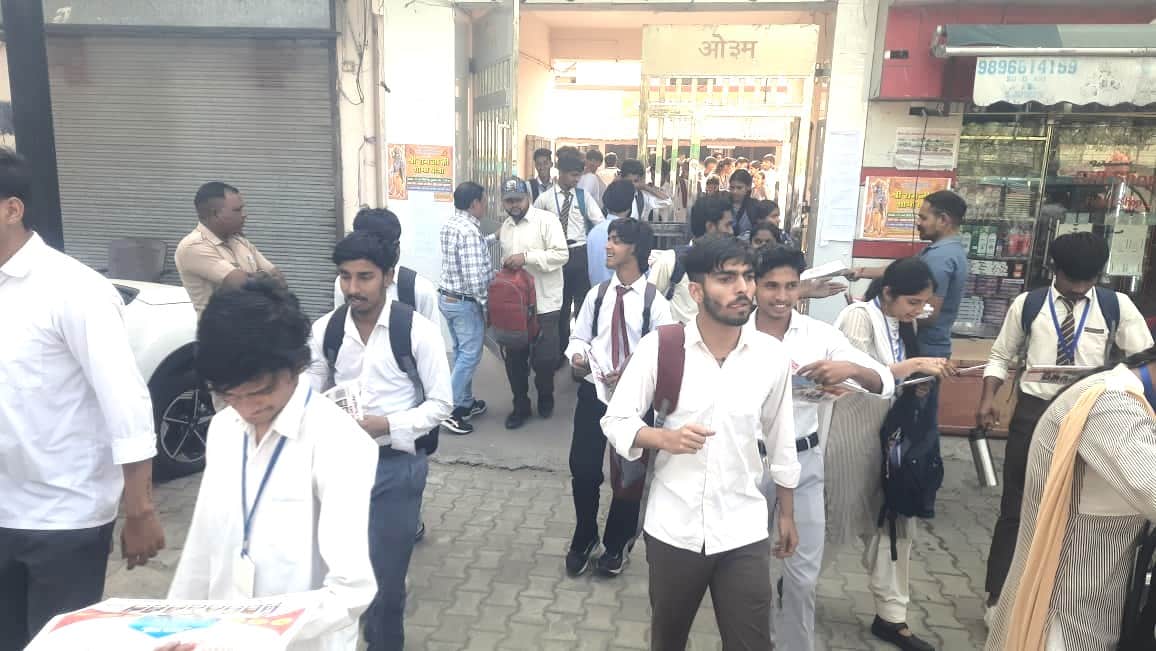 परीक्षा देने के बाद केंद्र से बाहर आते परीक्षार्थी। संवाद