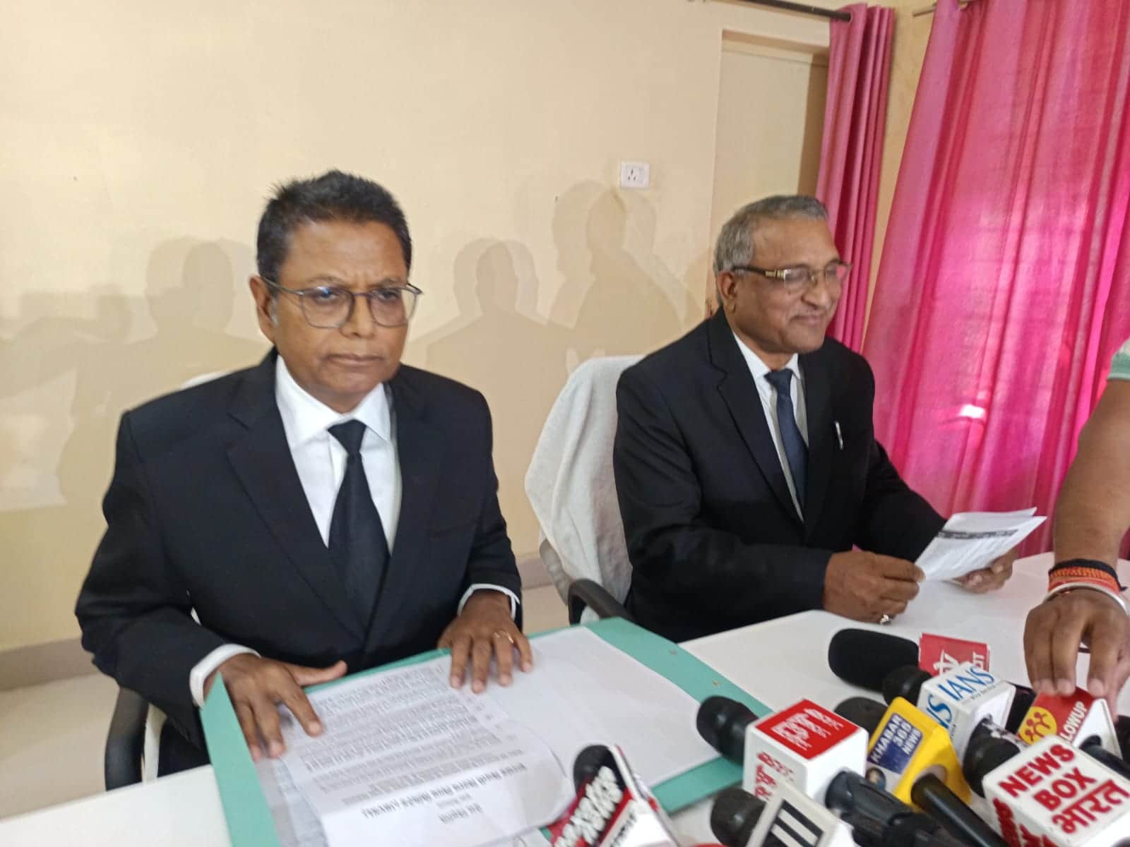 प्रेस कांग्रेस में जानकारी देते नियामक आयोग के चेयरमैन