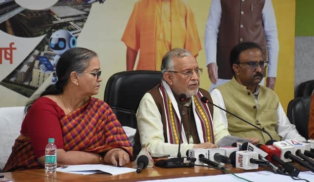 प्रेसवार्ता करते वित्त मंत्री सुरेश खन्ना। महापौर सुषमा खर्कवाल, एमएलसी मुकेश शर्मा।