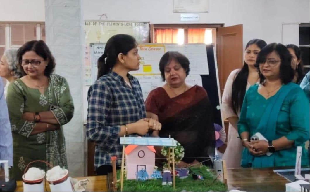 प्रदर्शनी का अवलोकन करती प्राचार्य डॉ. मजुला स्पाह व अन्य। स्रोत : संस्था