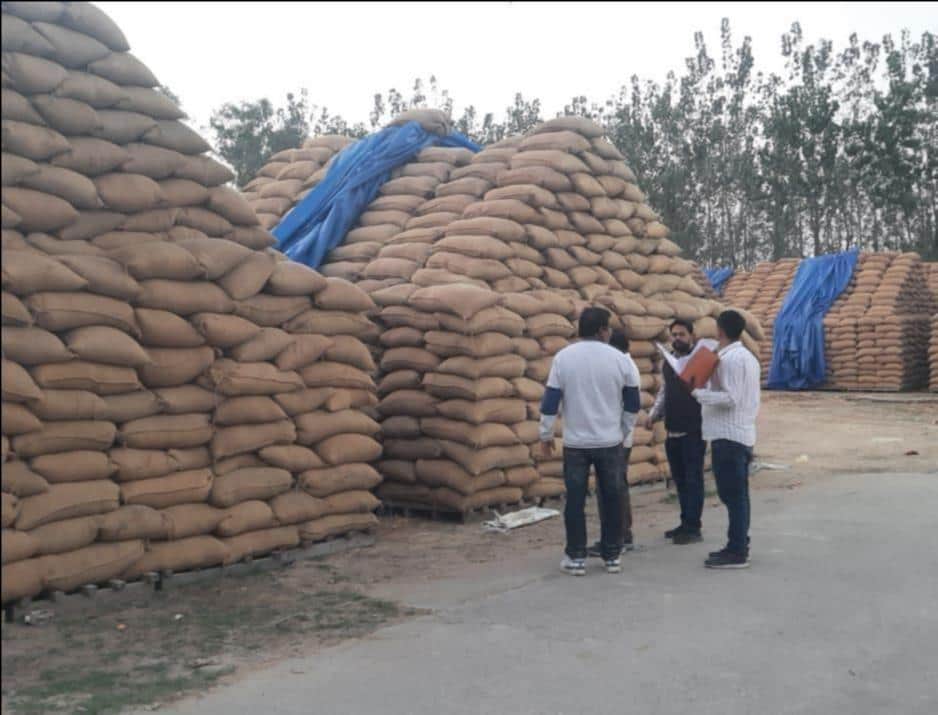राइस मिल में रखी धान की बोरियों की जांच करते अधिकारी। आर्काइव