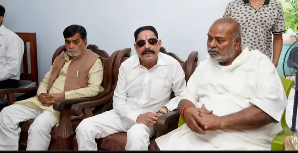 राजबल्लभ प्रसाद यादव से मिलते मोकामा विधायक अनंत सिंह