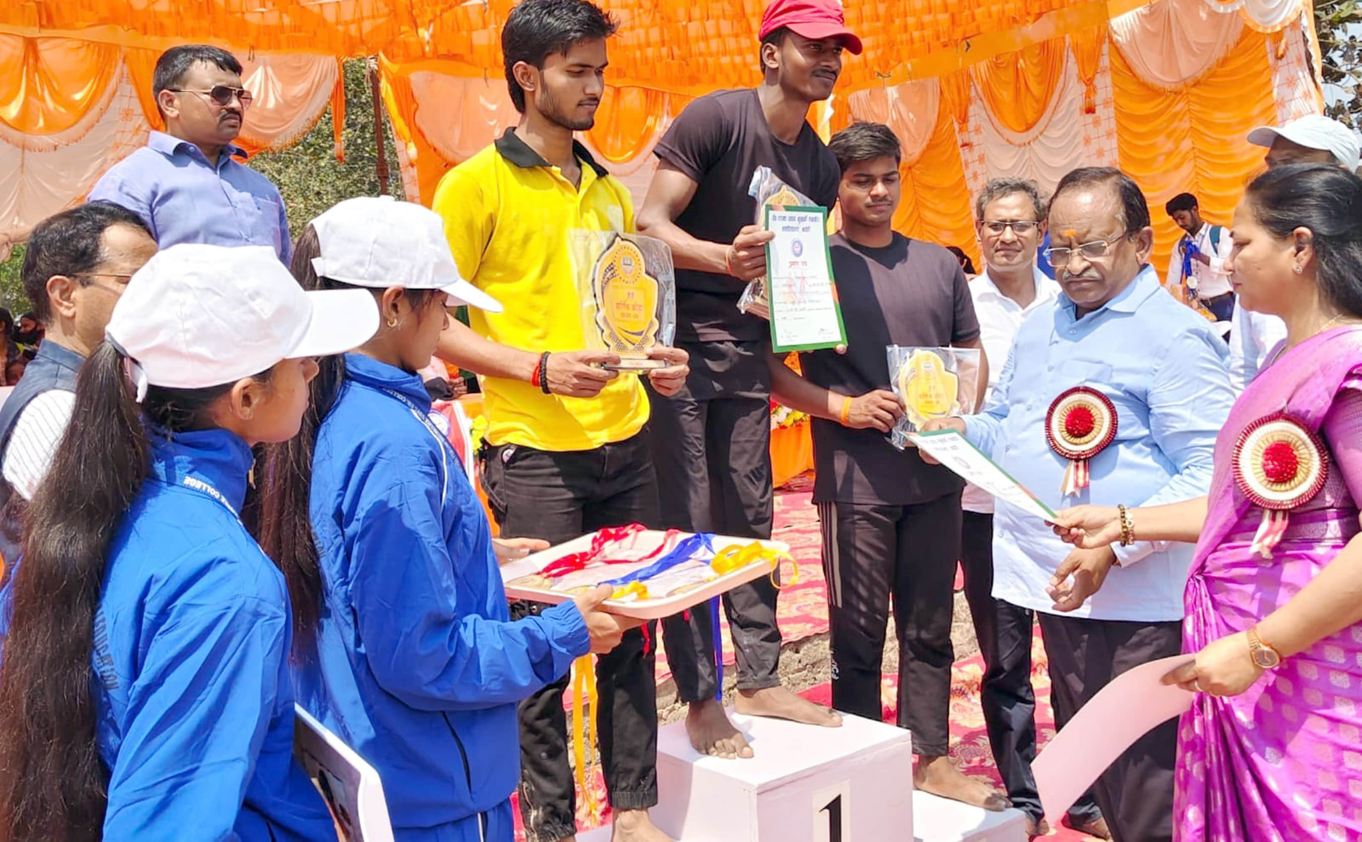 राजकीय महाविद्यालय में क्रीड़ा प्रतियोगिता के विजेताओं को पुरस्कृत करते अतिथि। स्रोत- कालेज