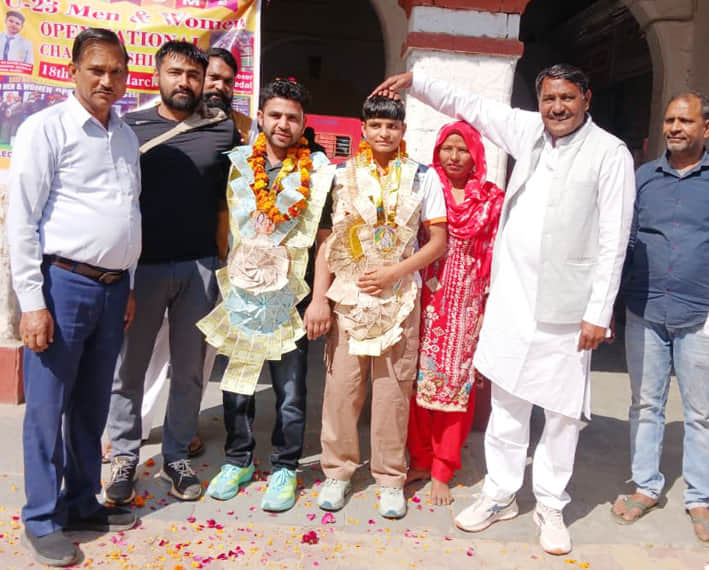 रेलवे स्टेशन पर खुशी कश्यप का स्वागत करते ग्रामीण व खेल प्रेमी। संवाद