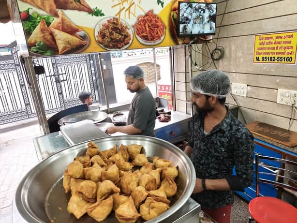 रामस्वरूप पकौड़े वाले दुकान पर सिंपल समोसे और अन्य पकौड़े बनाते हुए कारीगर। संवाद