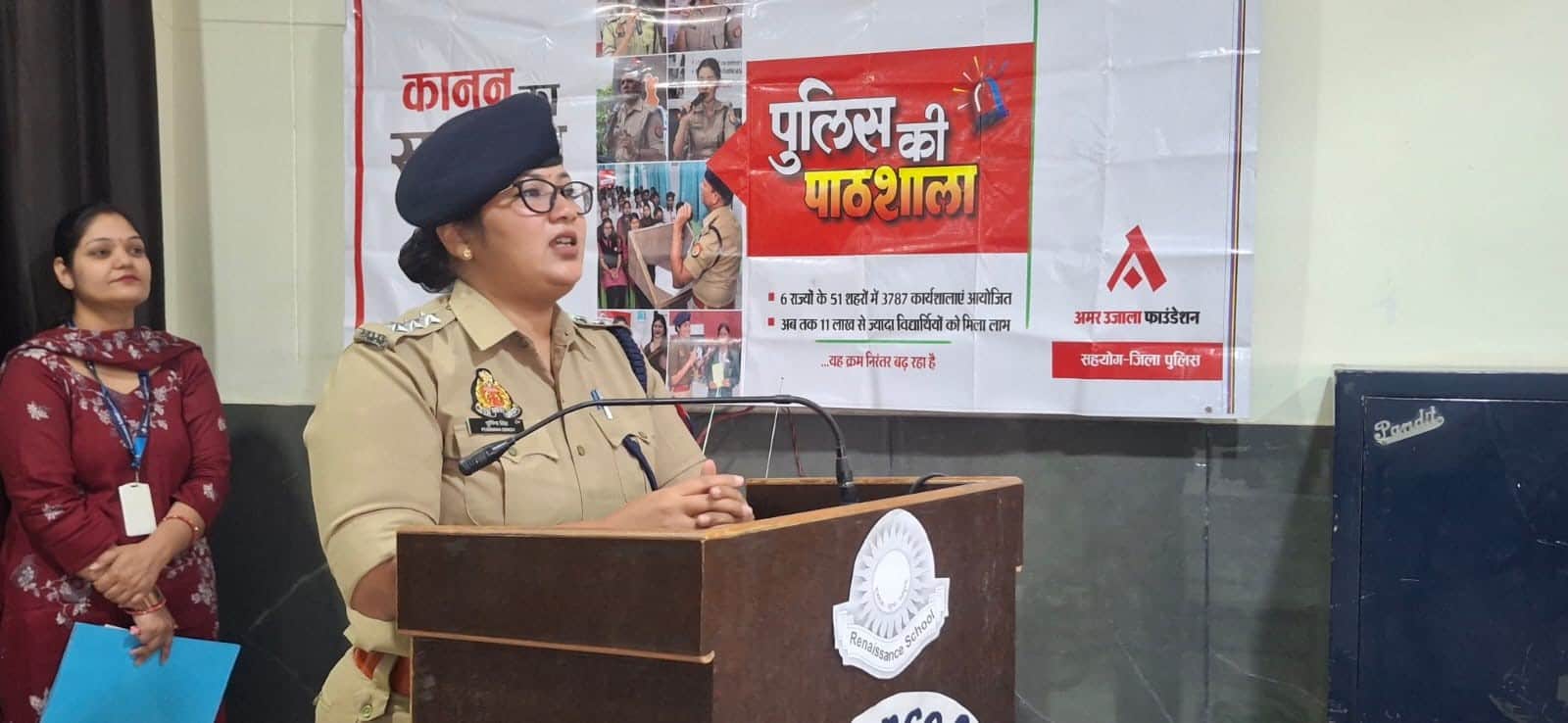 रैनेसा स्कूल में हुई पुलिस की पाठशाला में शामिल छात्राओं का मार्गदर्शन करती सीओ पूर्णिमा सिंह।