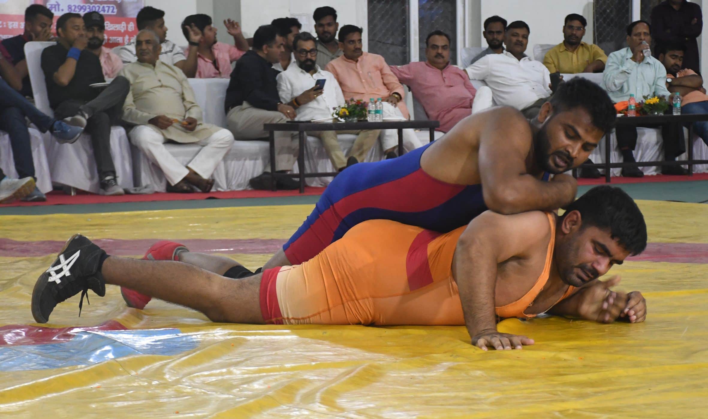रेसलिंग गोल्ड कप के दूसरे दिन मुकाबले में भिड़ते खिलाड़ी। 
