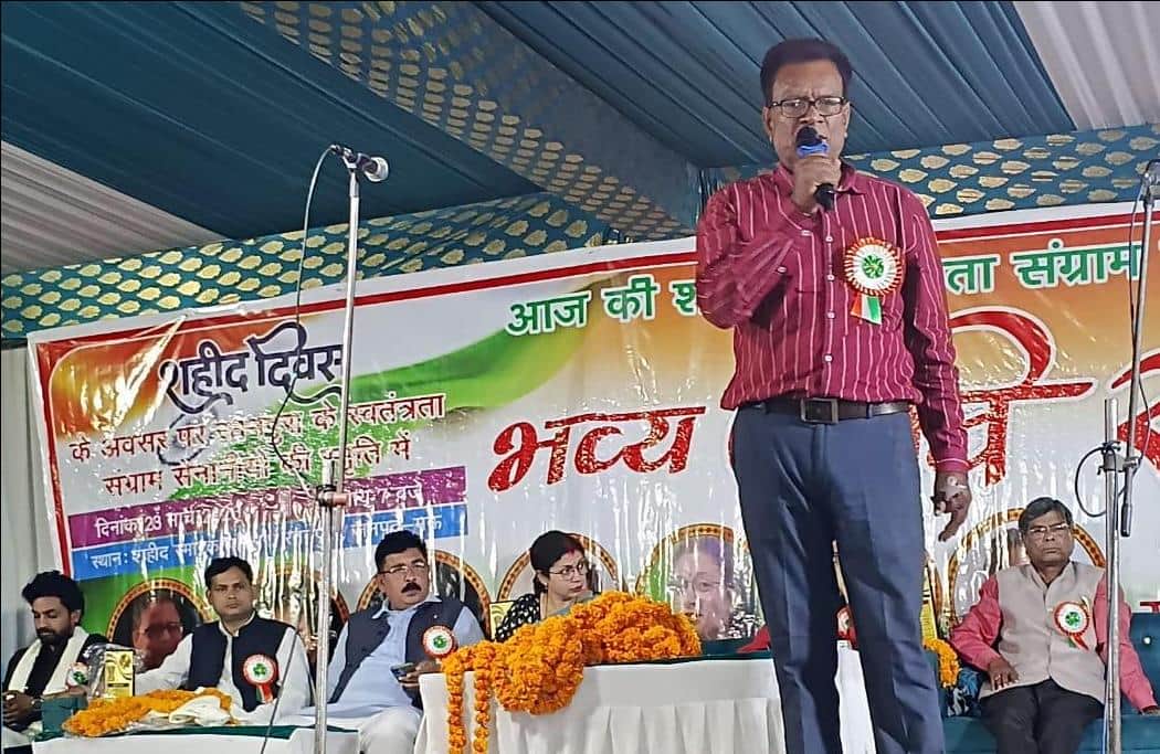 रतनपुरा में आयोजित कवि सम्मेलन में अपनी प्रस्तुति देते कवि ब्रजेश कुमार सिंह।संवाद