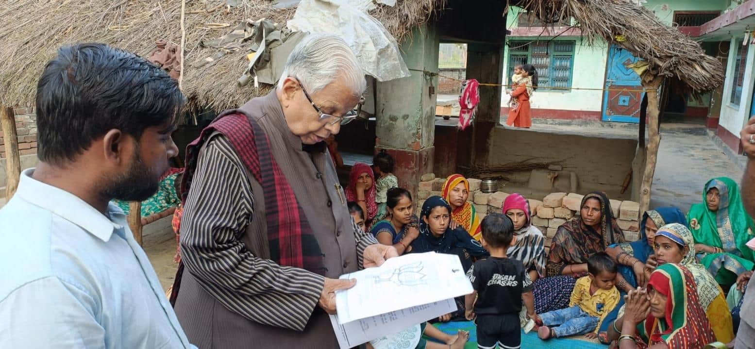 रवि के परिवार से मिलने पहुंचे पूर्व मुख्यमंत्री अम्मार रिजवी।