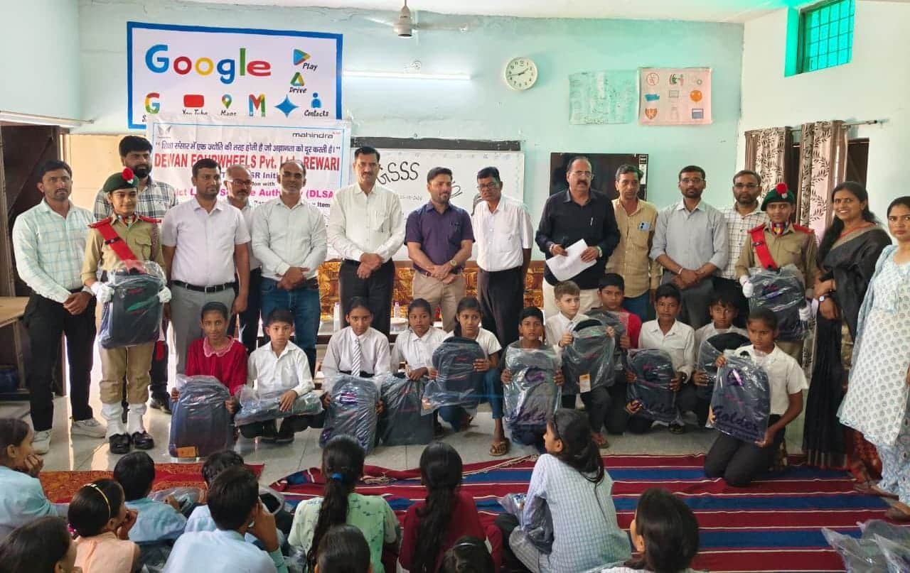 रेवाड़ी। कैंप में विद्यार्थियों को कानूनी जानकारी के महत्व के बारे में जानकारी देते सीजेएम अम