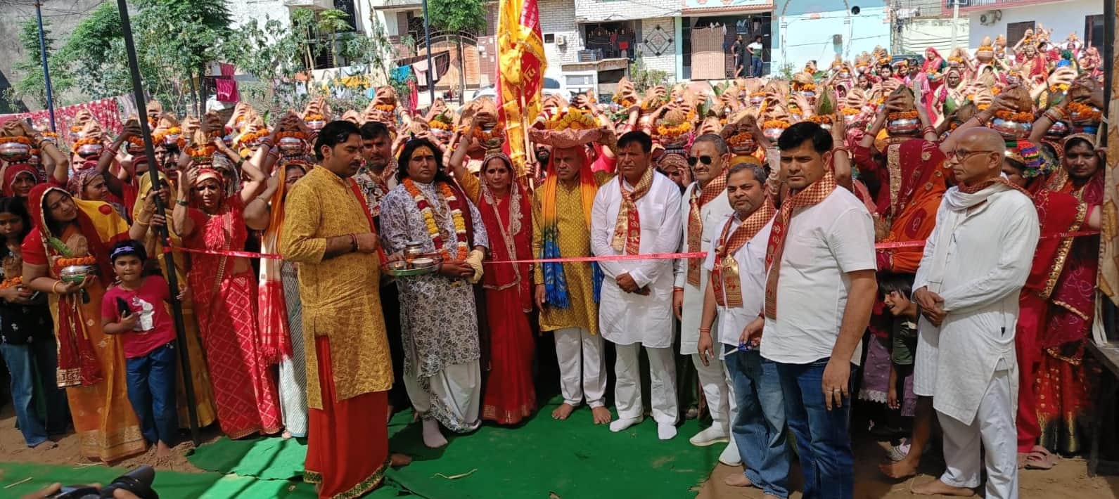 रेवाड़ी। माता दिन कॉलोनी में श्रीमद्भागवत कथा के शुभारंभ से पूर्व कलश यात्रा निकालती महिलाएं। स