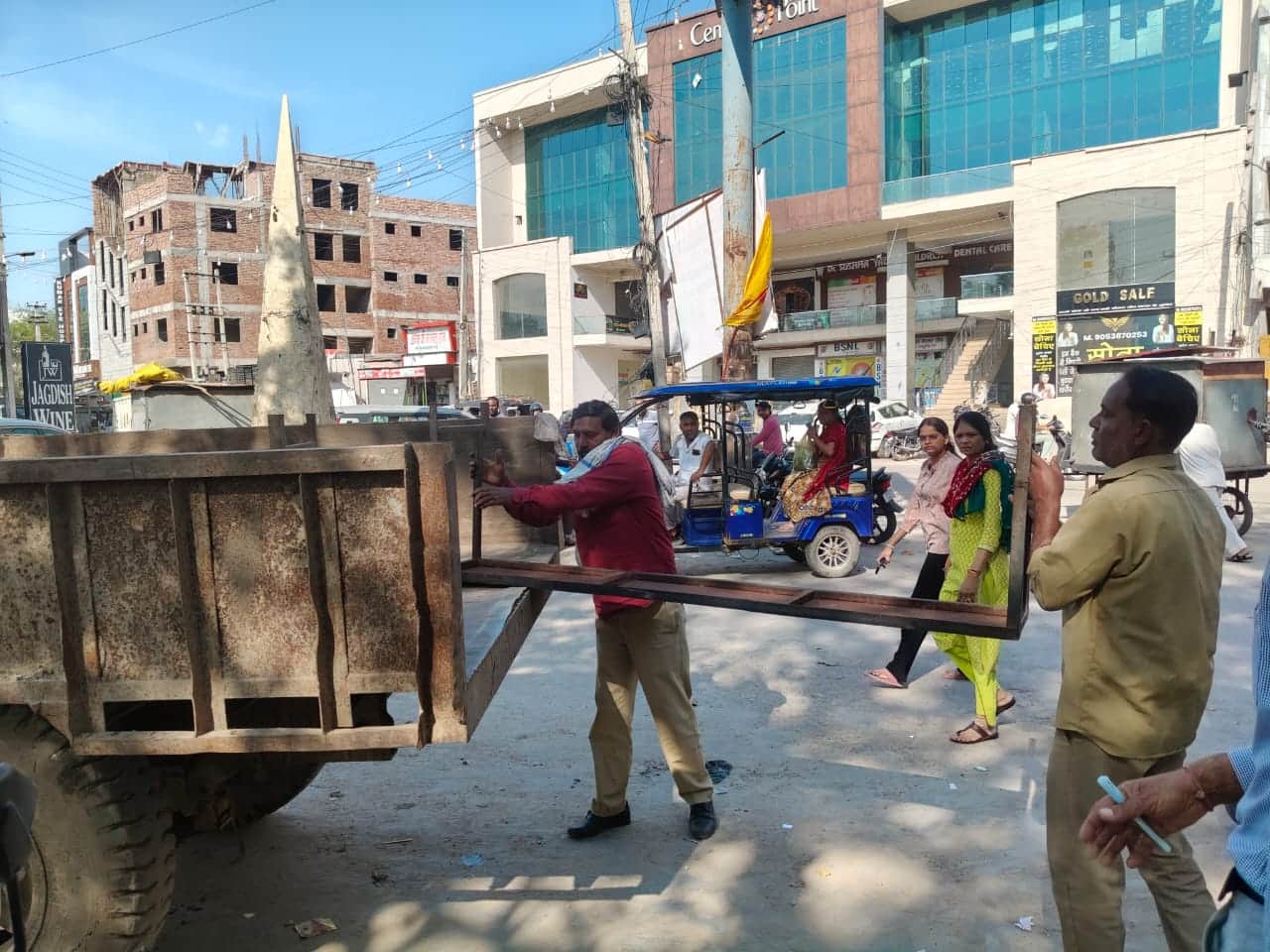 रेवाड़ी। राव तुलाराम पार्क के पास से अतिक्रमण हटाओ अभियान चलाती नगर परिषद की टीम। संवाद