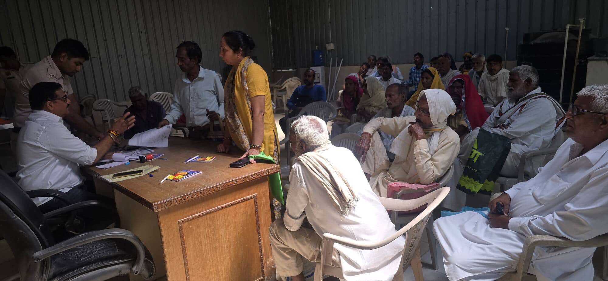 रेवाड़ी। सेक्टर-1 स्थित कार्यालय में लोगों की समस्याओं को समाधान करते पीपीपी स्टेट कोऑर्डिनेटर