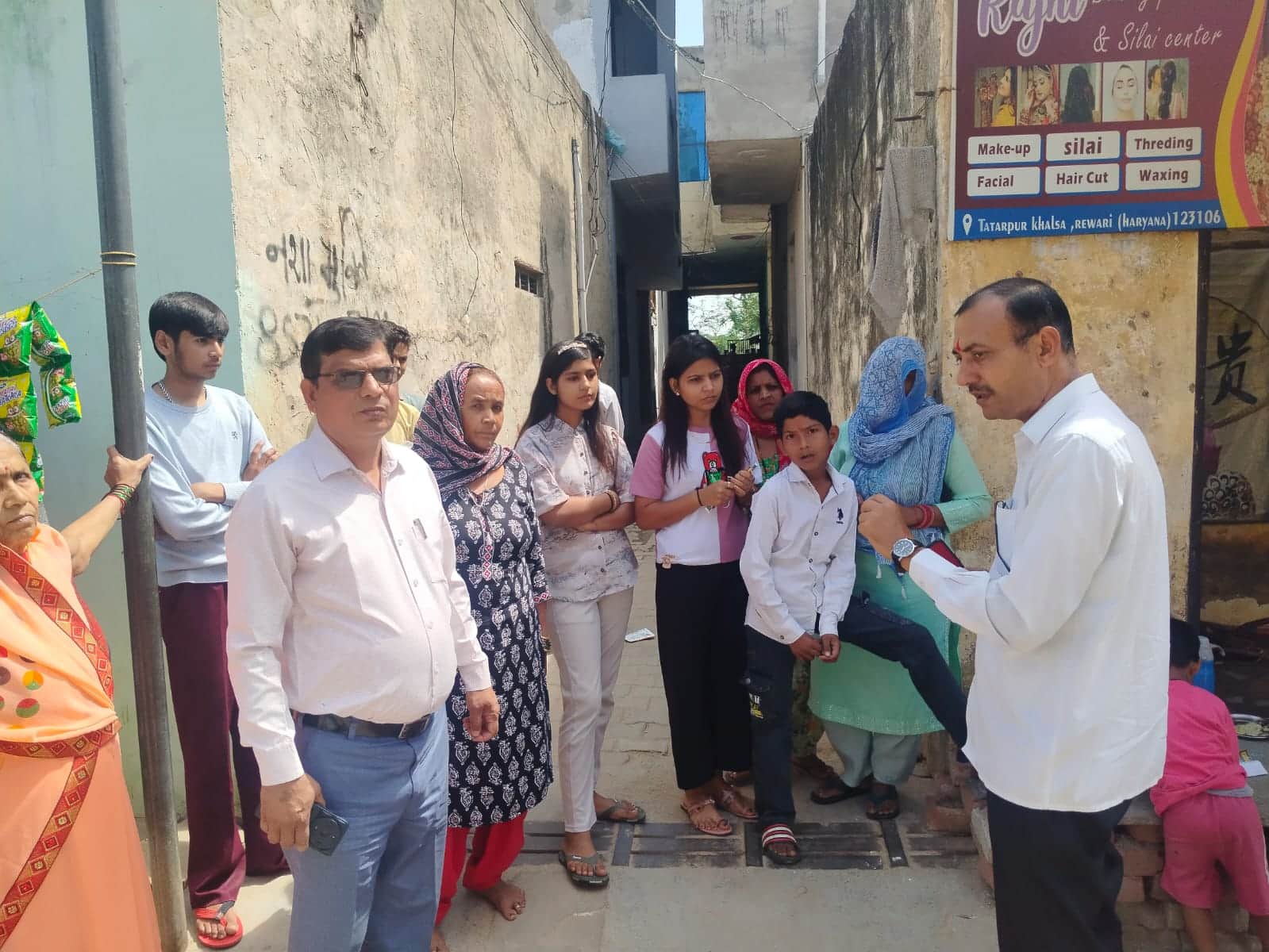 रेवाड़ी। ततारपुर खालसा में ग्रामीणों को नशे के दुष्प्रभावों के बारे में जानकारी देते निरीक्षक र