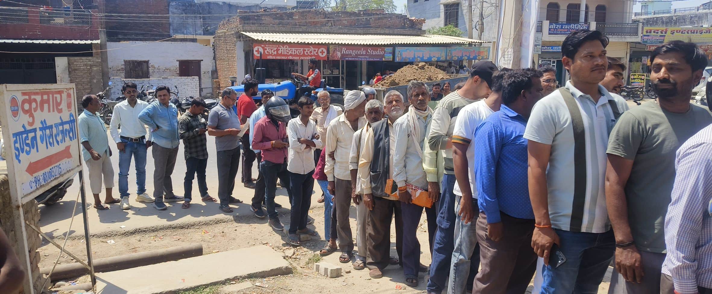 रायबरेली में गोरा बाजार स्थित कुमार गैस एजेंसी के बाहर तेज धूप में लाइन लगाकर खड़े उपभोक्ता। 