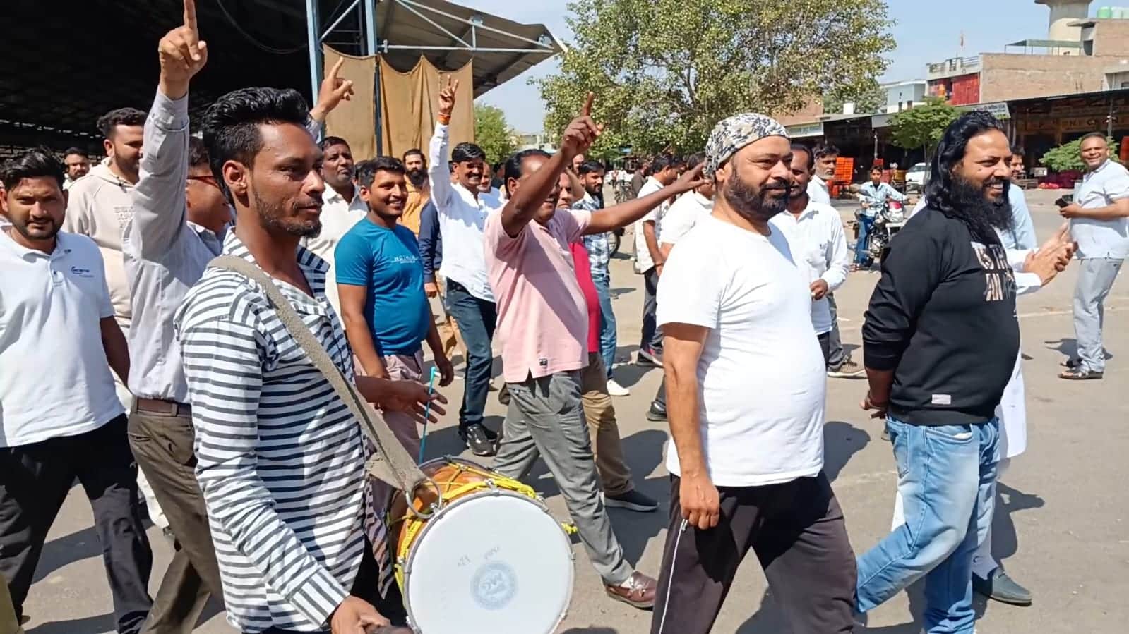 सब्जी मंडी के प्रधान पद के नतीजे घोषित होने के बाद खुशी मनाते आढ़ती। संवाद