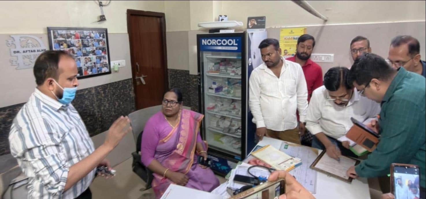 सीएमओ कार्यालय के समीप स्थित एक निजी नर्सिंग होम की जांच करती स्वास्थ्य विभाग की टीम। संवाद