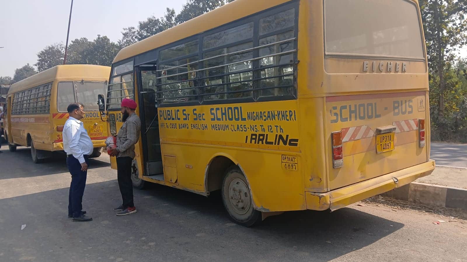 स्कूल वाहन की फिटनेस की जांच करते हुए परिवहन विभाग के अधिकारी। फाइल फोटो