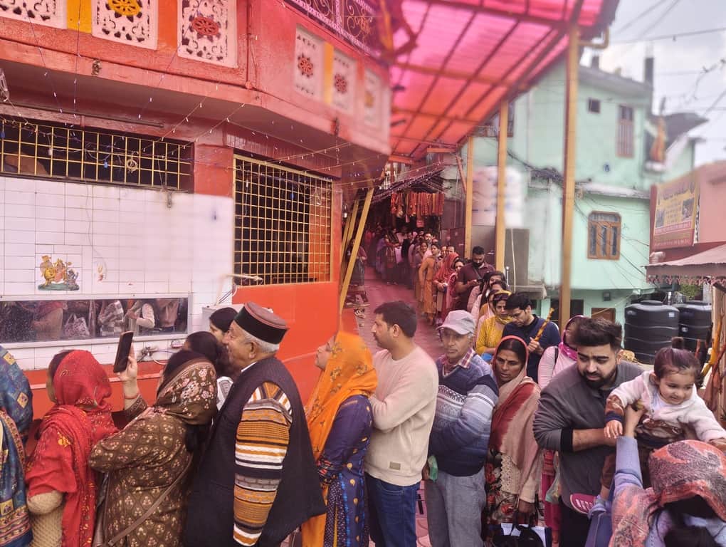 सोलन शहर के प्रसिद्ध मां शूलिनी मंदिर में दर्शन के लिए लगी भक्तों की लंबी कतार। संवाद