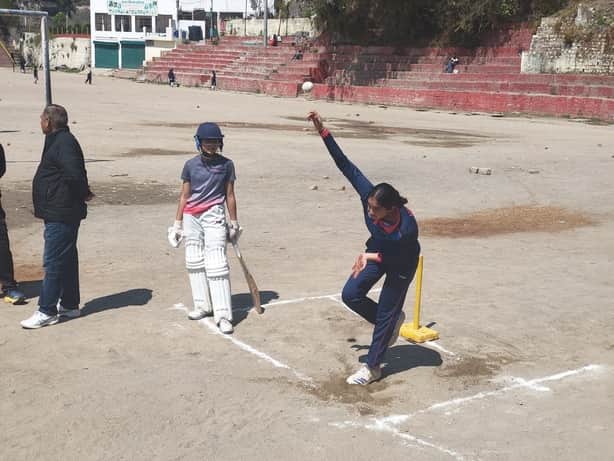 सोलन शहर के ठोडो मैदान में अंडर–19 महिला जिला क्रिकेट टीम के लिए ट्रायल देती खिलाड़ी। संवाद