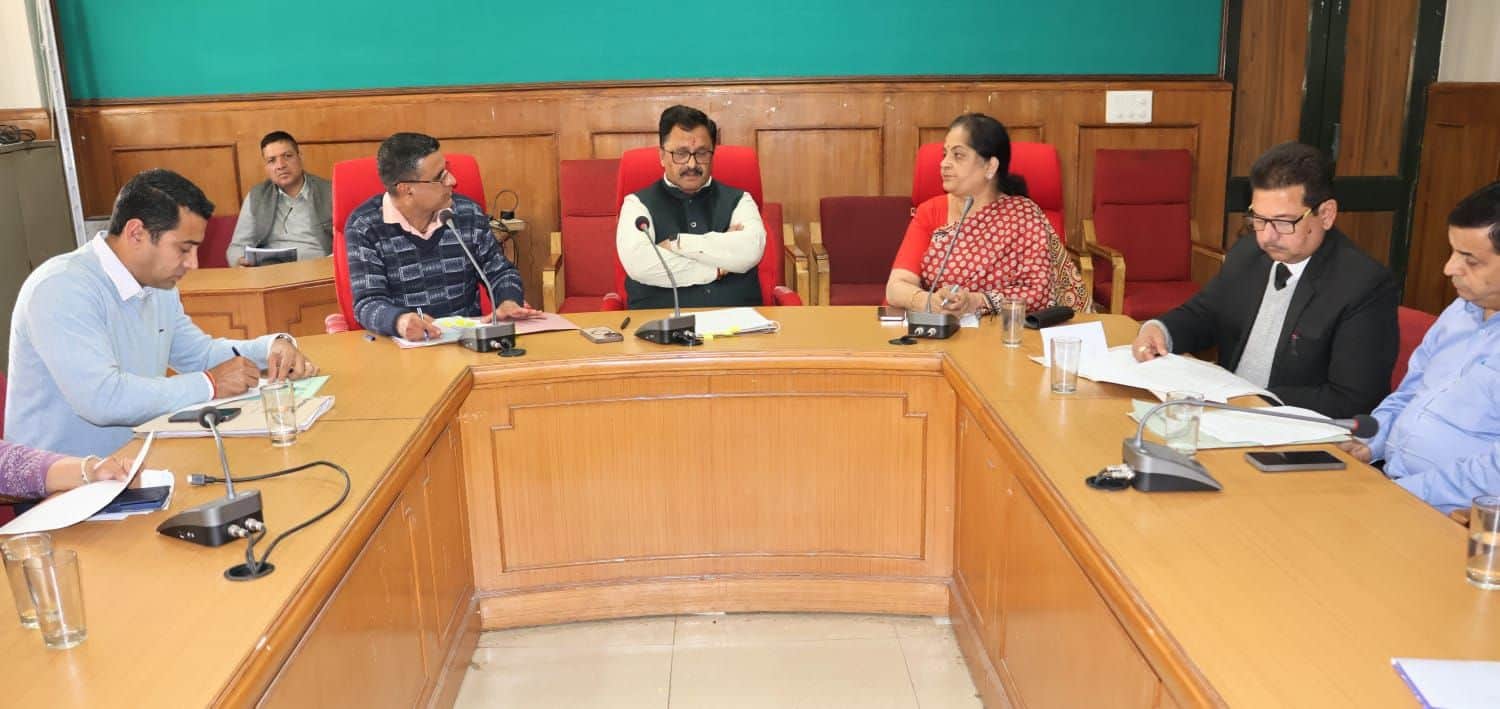 समितियों की बैठकें में उपायुक्त सोलन के साथ मौजूद अन्य अधिकारी। स्रोत: डीपीआरओ