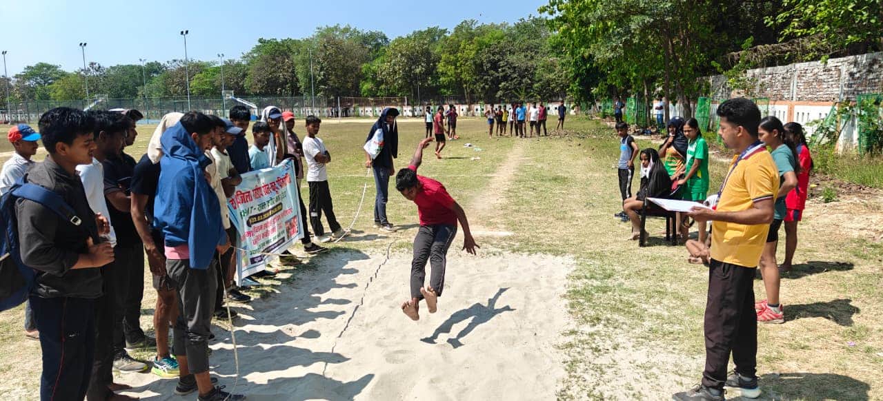 स्पोर्ट्स स्टेडियम में जिला स्तरीय प्रतियोगिता में ऊंची कूद में प्रतिभाग करती खिलाड़ी-स्रोत स्