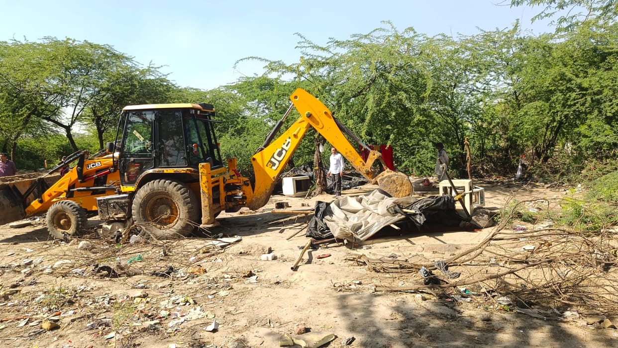 The municipal council team removed the slums
