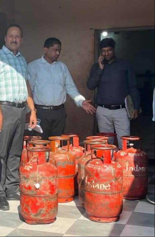 सठियांव में संचालित ग्रीन पैराडाइज ढाबा पर छापेमारी करती टीम। संवाद