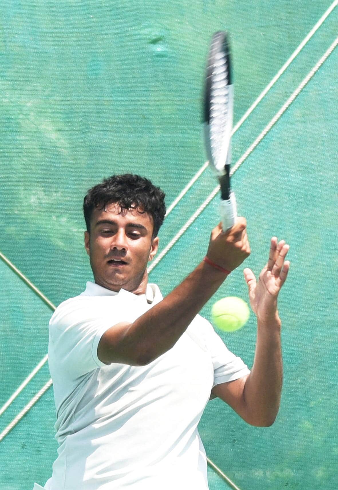 स्वरूप अग्रवाल मेमोरियल आइटा पुरुष प्राइजमनी टेनिस टूर्नामेंट में शॉट लगाते खिलाड़ी