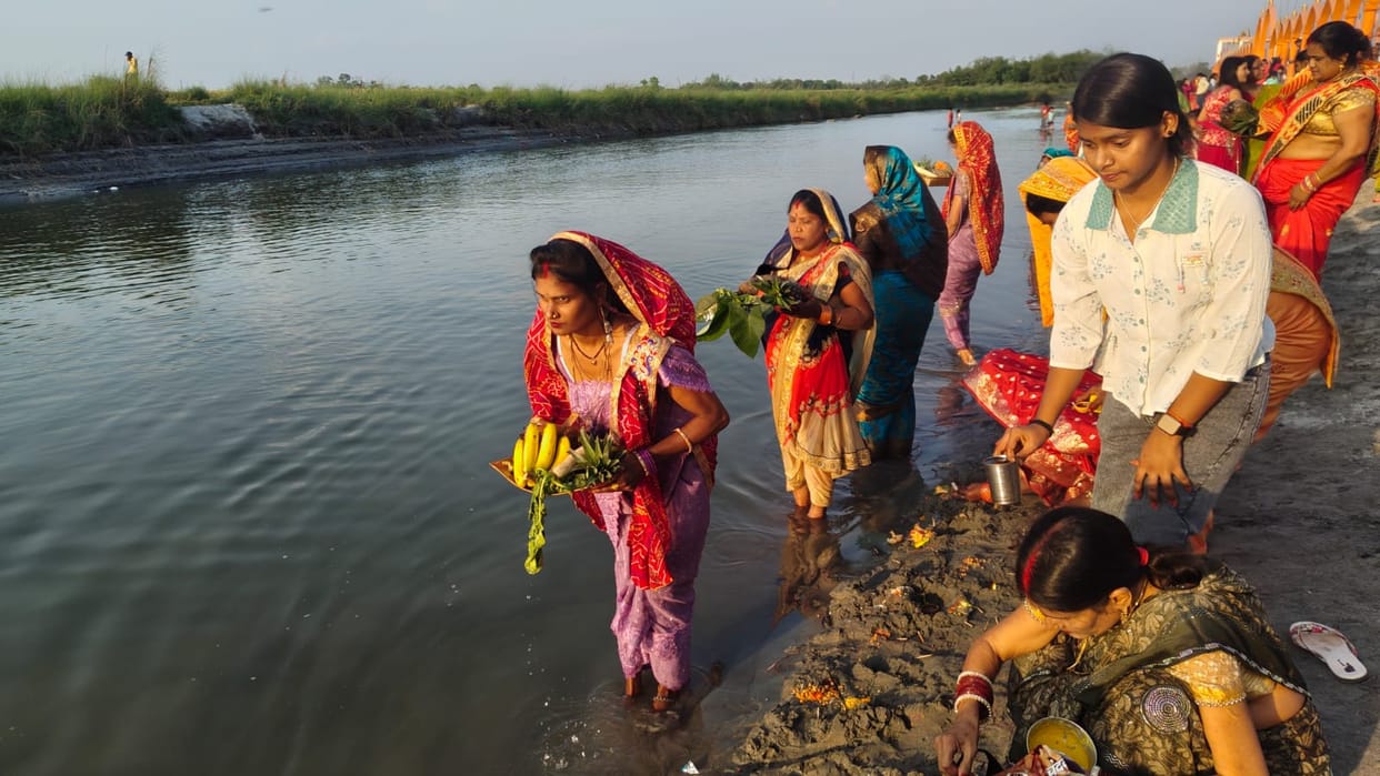 Chaiti Chhath: Women devotees offered Arghya to the setting sun.