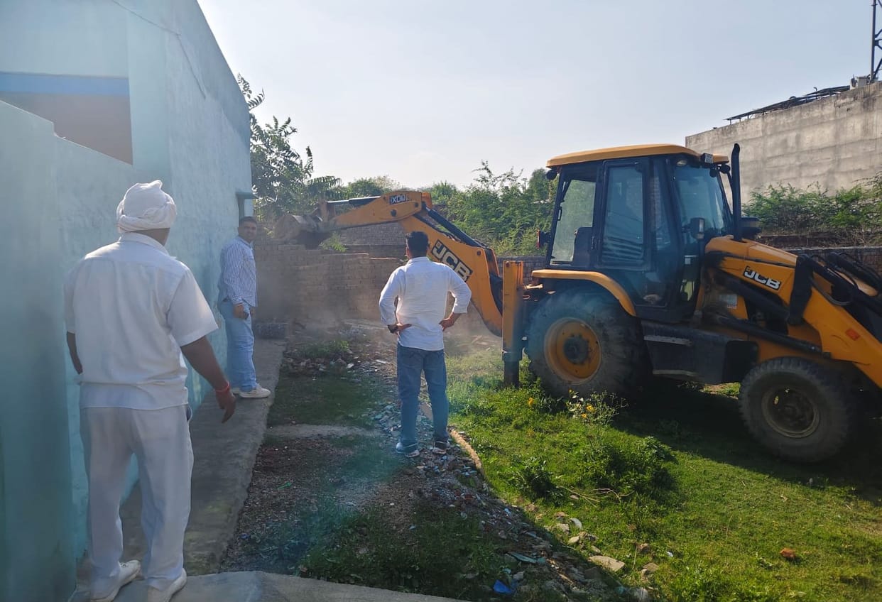 Illegal wall in Lajpat Nagar street removed, road restored