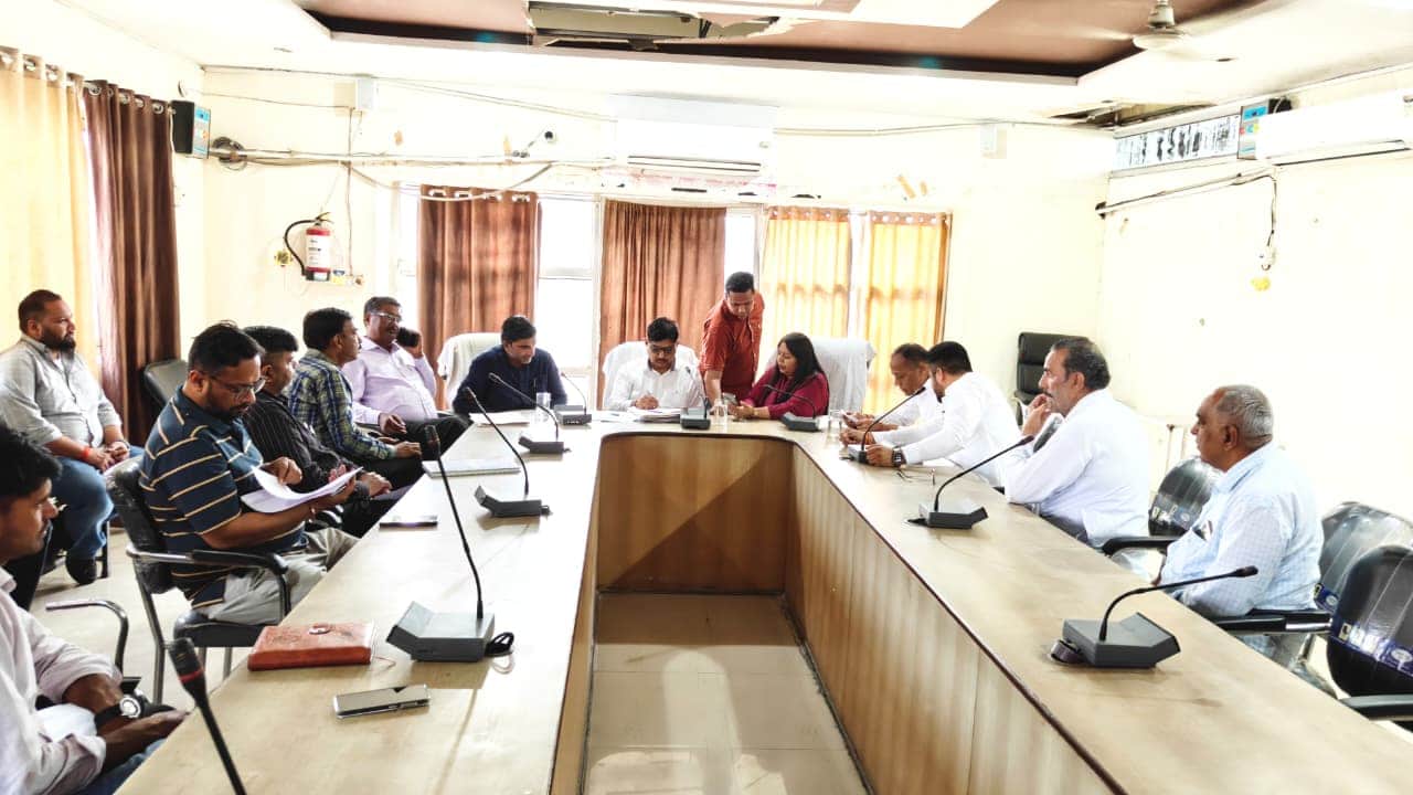 शहर के नगर परिषद कार्यालय में आयोजित बजट बैठक के दौरान मौजूद चेयरमैन व अन्य। संवाद