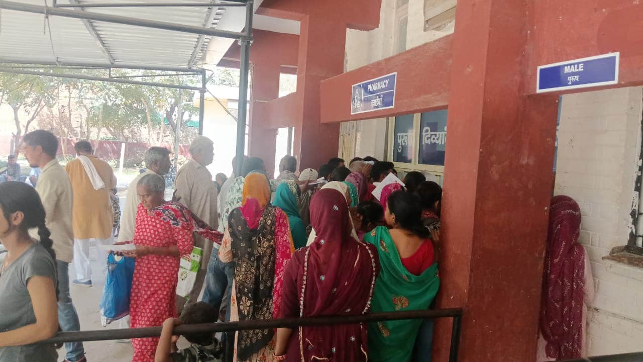 शहर के नागरिक अस्पताल में दवा काउंटर पर लगी भीड़। संवाद