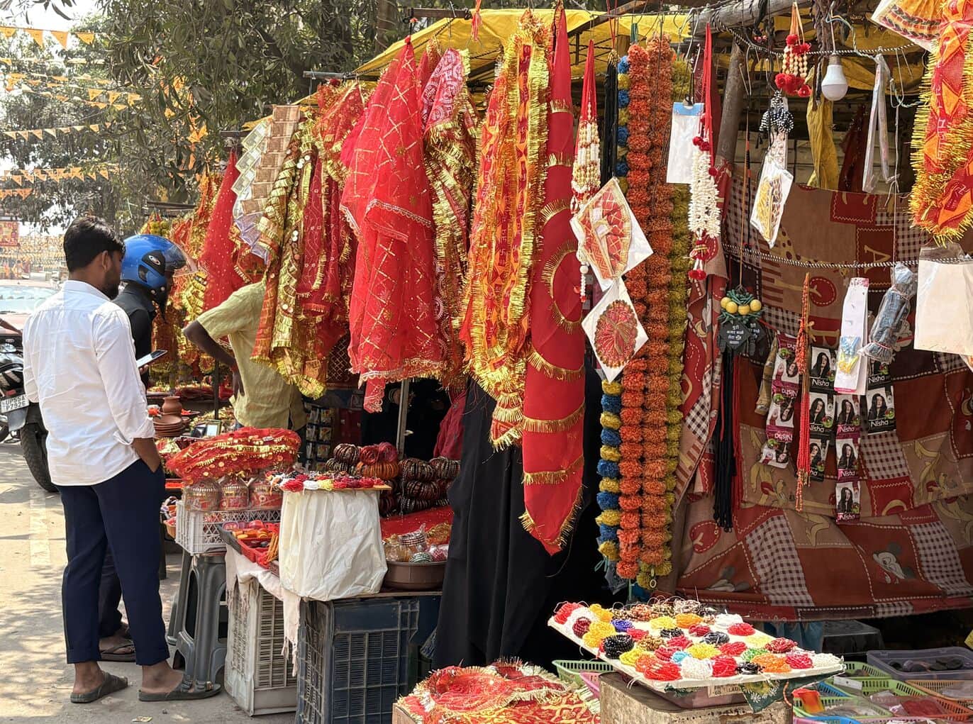 शहर में रामनवमी के अवसर पर सजी हुई दुकान। संवाद