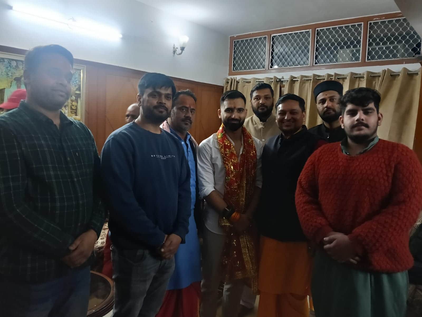 श्री नयना देवी जी में दर्शनों के लिए पहुंचे हरीश नड्डा को सम्मानित करते पुजारी। स्रोत: जागरूक प