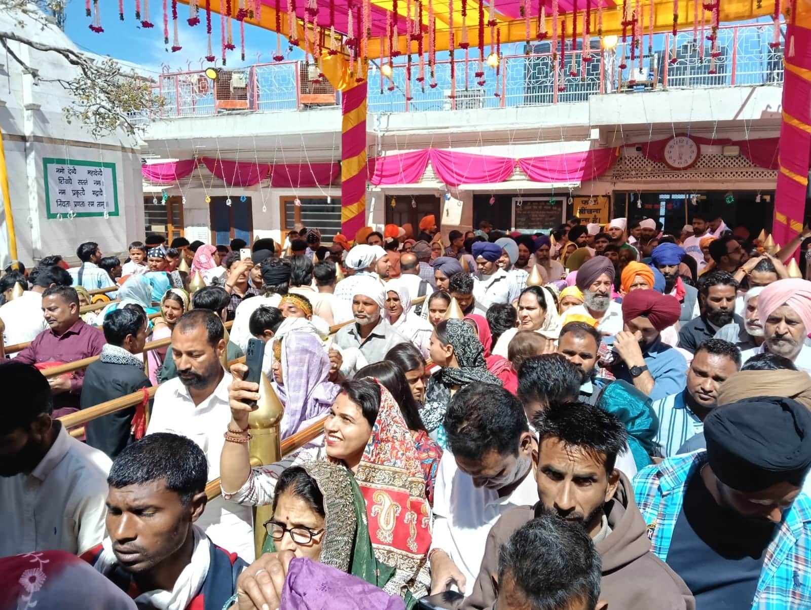 श्री नयना देवी जी में दर्शन के लिए पहुंचे श्रद्धालु। संवाद