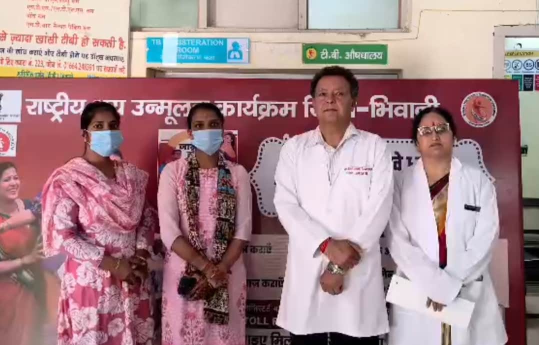 टीबी मुक्त चैंपियन के साथ मुख्य चिकित्सा अधिकारी डॉ. रघुबीर शांडिल्य व टीबी उन्मूलन कार्यक्रम क