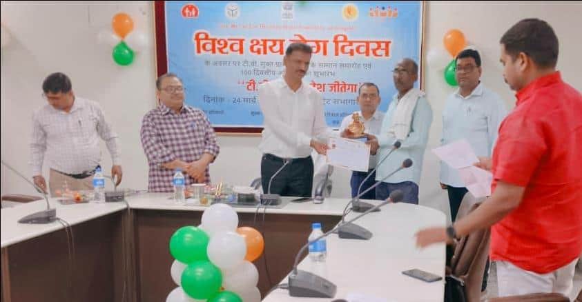 टीबी मुक्त ग्राम पंचायत के ग्राम प्रधान को सम्मानित किया गया। संवाद